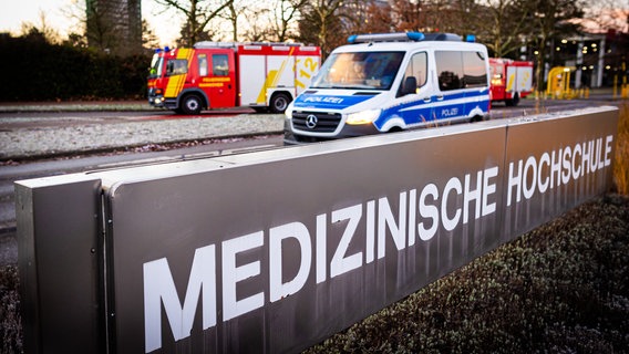 Einsatzfahrzeuge von Polizei und Feuerwehr an der Medizinischen Hochschule Hannover © dpa Bildfunk Foto: Moritz Frankenberg