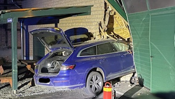 Ein Auto steckt nach einem Unfall in einer beschädigten Mauer. © Polizei Hildesheim 