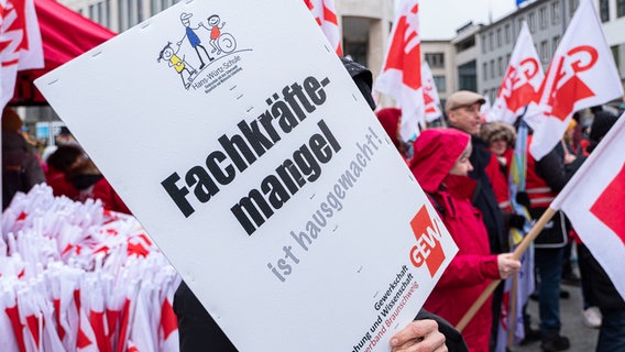 Menschen stehen während einer Protestaktion der GEW mit Transparenten mit der Aufschrift «Fachkräftemangel». © dap-Bildfunk Foto: Peter Steffen