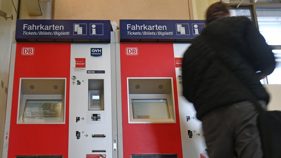 Ein Mann kauft einen Fahrausweis an einem Fahrkartenautomaten der Deutschen Bahn. © dpa-Bildfunk Foto: Holger Hollemann