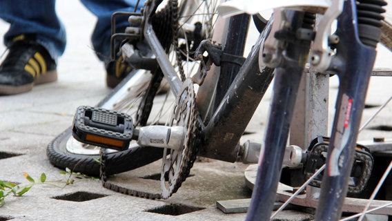 Ein kaputtes Fahrrad mit verbogenem Reifen © NDR Foto: Lennart Kleinschmidt