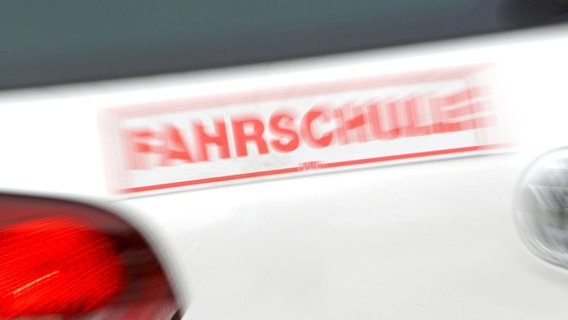 Ein Fahrschulschild auf einem Auto. © dpa Foto: Jan Woitas