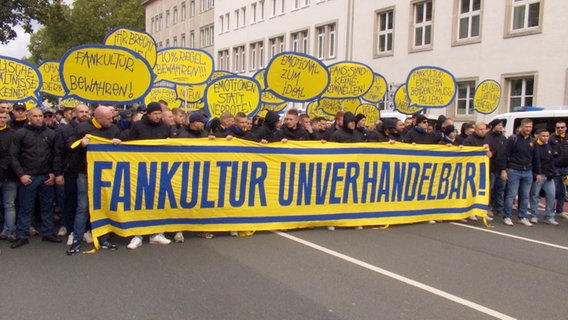 Anhänger der Eintracht Braunschweig halten vor dem niedersächsischen Innenministerium ein Banner mit der Aufschrift "Fankultur unverhandelbar". © NDR 