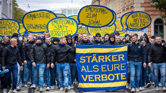 Fans von Eintracht Braunschweig nehmen vor dem Zweitliga-Derby zwischen Eintracht Braunschweig und Hannover 96 an einer Demonstration gegen den angeordneten Teilausschluss von Gästefans teil. © dpa-Bildfunk Foto: Moritz Frankenberg