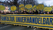 Rund 500 Fans des Vereins EIntracht Braunschweig sind für die Demonstration in die Landeshauptstadt gereist. © NDR 