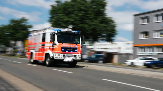 Ein Feuerwehrfahrzeug in Unschärfe bei einer Einsatzfahrt in Hannover. © NDR Foto: Julius Matuschik