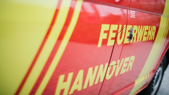 Der Schriftzug „Feuerwehr Hannover" auf einem Feuerwehrfahrzeug. © NDR Foto: Julius Matuschik