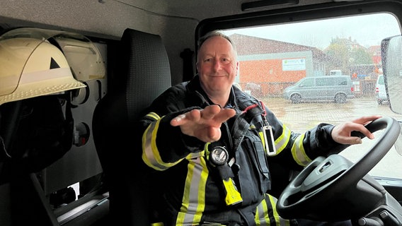 Nigel Platts, Gerätewart der Feuerwehr Aerzen. © NDR Foto: Anja Schlegel