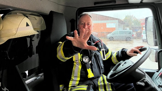 Nigel Platts, Gerätewart der Feuerwehr Aerzen. © NDR Foto: Anja Schlegel