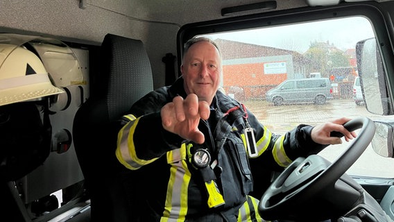 Nigel Platts, Gerätewart der Feuerwehr Aerzen. © NDR Foto: Anja Schlegel