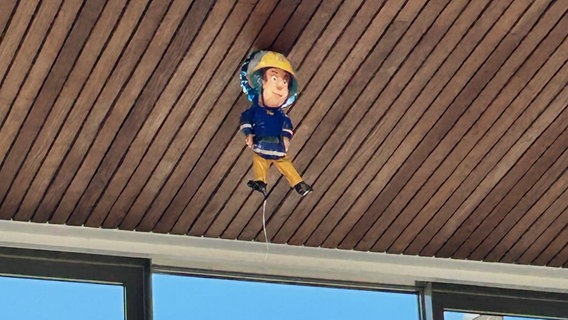 Ein Luftballon der Figur "Feuerwehrmann Sam" schwebt an der Decke eines Bahnhofes © Stadt Hildesheim 