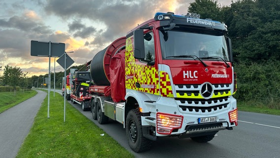 Einsatzfahrzeuge der Kreisfeuerwehr aus Lohne stehen auf einer Straße. © NDR Foto: Thees Jagels