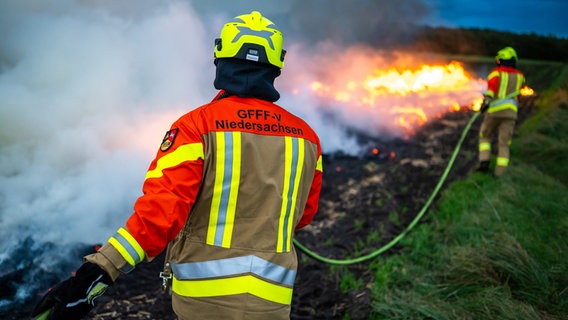 Feuerwehr bei der Großübung "Eichkater 2024". © Philipp Schulze/dpa Foto: Philipp Schulze/dpa