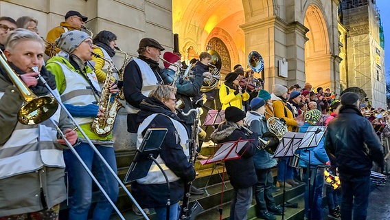 Musiker beim Flashmobzum 10-jährigen Jubiläum der UNESCO City of Music in Hannover von dem Neuen Rathaus © NDR Foto: Bertil Starke