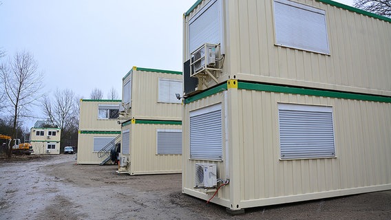 Sogenannte Modulatbauten stehen gestapelt auf einem Platz. © NDR Foto: Thomas Hans