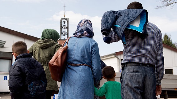 Syrische Flüchtlinge kommen in das Grenzdurchgangslager Friedland im Landkreis Göttingen. © dpa - Bildfunk Foto: Swen Pförtner