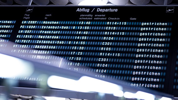 "Gestrichen" steht infolge eines Warnstreiks mehrfach auf einer Anzeigetafel im Flughafen Hannover-Langenhagen zu lesen. © Moritz Frankenberg/dpa Foto: Moritz Frankenberg/dpa