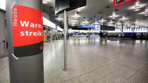 Ein Schild mit den Worten "Heute: Warnstreik" hängt im Terminal A am Flughafen Hannover. © dpa-Bildfunk Foto: Julian Stratenschulte