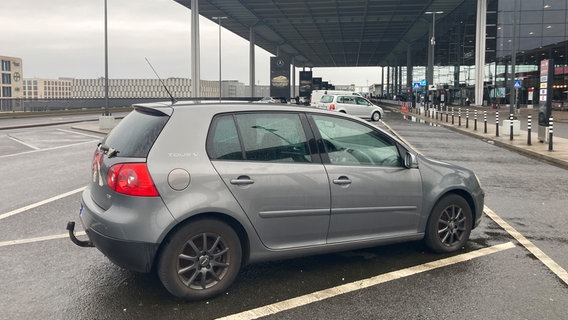 Ein Auto steht auf einem Kurzzeitparkplatz des Berliner Flughafens. © Berliner Zeitung 