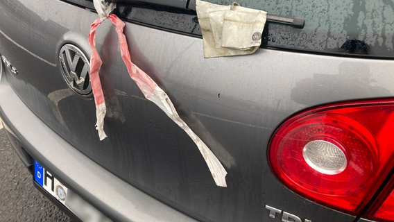 Ein Auto steht auf einem Kurzzeitparkplatz des Berliner Flughafens. © Berliner Zeitung 