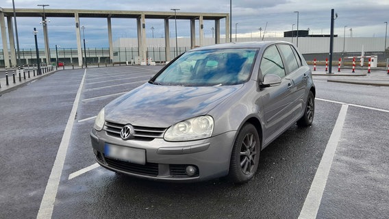 Ein Auto steht auf einem Kurzzeitparkplatz des BER © Anja Sokolow/dpa-Zentralbild/dpa Foto: Anja Sokolow