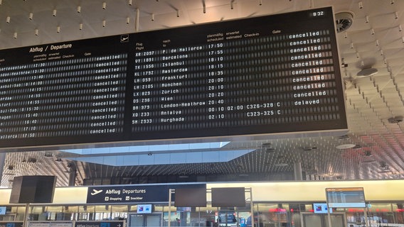 Die Anzeigetafeln im Flughafen Langenhagen bei Hannover zeigen "cancelled" für fast alle Flüge an © NDR Foto: Julia Willkomm