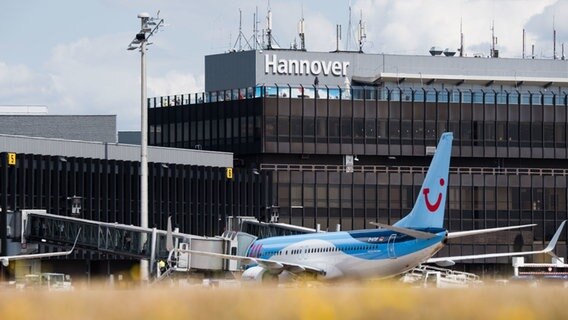 Ein Flugzeug der Firma TUI parkt am Flughafen Hannover. © dpa-Bildfunk Foto: Julian Stratenschulte