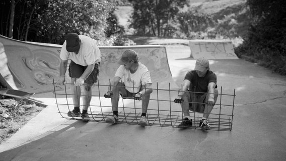 Drei Personen arbeiten an dem Gestell für eine Skateboard-Pipeline. © Hochschule Hannover Foto: Fabian Schwarze