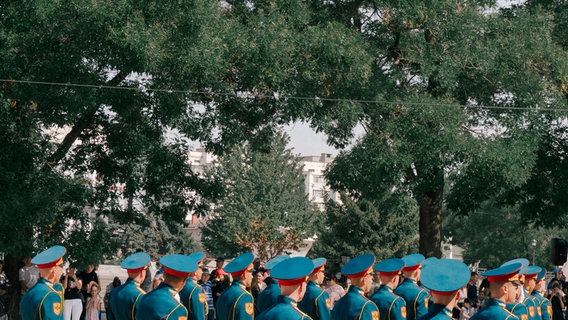 Soldaten marschieren auf einer Straße. © Hochschule Hannover Foto: Julius Nieweler