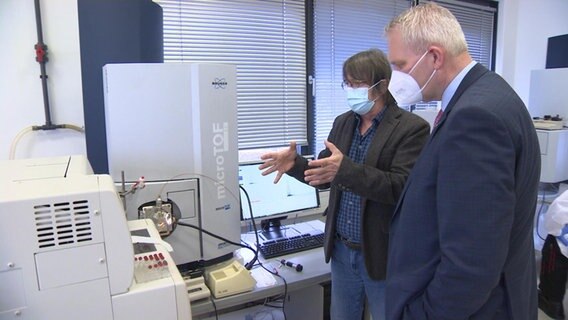 Science Minister Björn Thümler finds out about an early warning test for severe Covid courses.  © NDR 