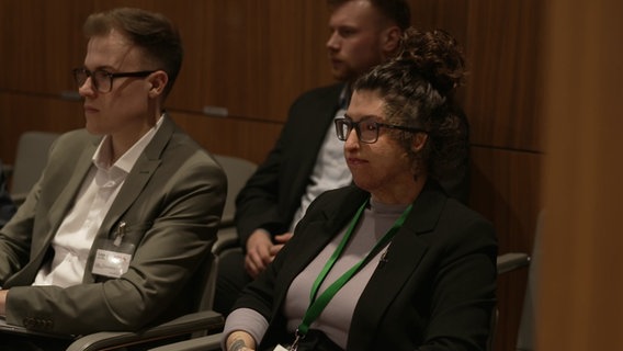 Vanessa Münstermann sitzt während der Debatte im niedersäsischen Landtag in Hannover im Plenarsaal. © NDR 