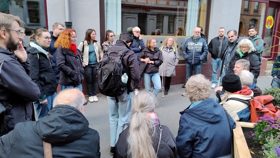 Bürgerinnen und Bürger bei einer Begehung in Hannover im Rahmen des Projekts "Fußverkehrs-Check". © NDR Foto: Kristin Häfemeier