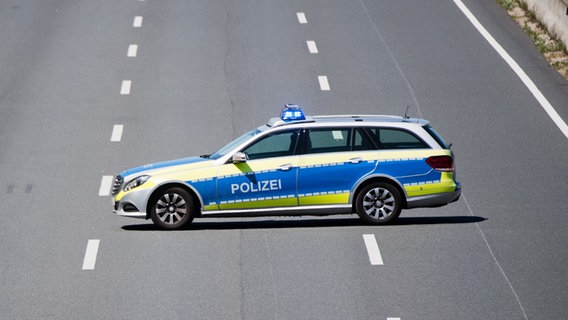 Themenbild: Ein Polizeiwagen sperrt eine Autobahn ab. © dpa-Bildfunk Foto: Julian Stratenschulte