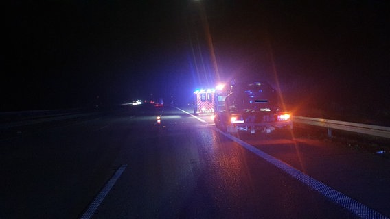 Mehrere Rettungswagen stehen an der Autobahn während Rettungsarbeiten. © Polizei Hildesheim Foto: Polizei Hildesheim