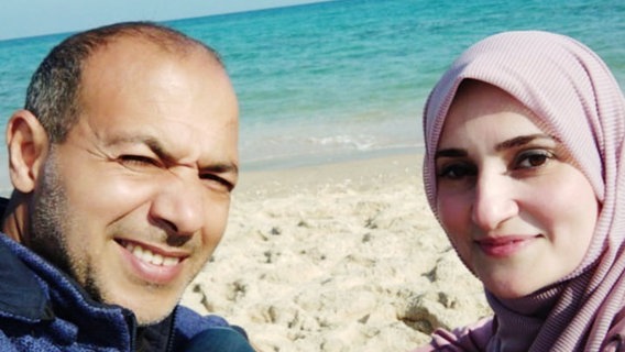 Murad Alsoos und seine Frau lächeln. © privat Foto: privat