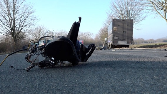 Trümmerteile liegen nach einem tödlichen Unfall auf einer Straße bei Gehrden. © TeleNewsNetwork 