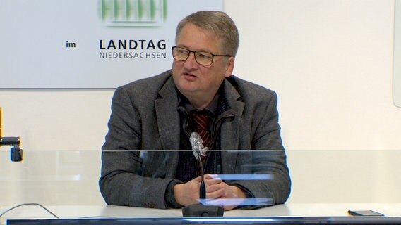 Gert Hahne, deputy spokesman for the state government of Lower Saxony, speaks during a press conference © NDR 