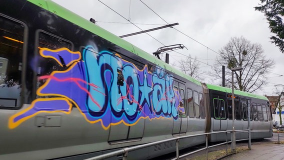 Eine Stadtbahn der Üstra in Hannover mit einem Graffiti. © NDR Foto: Svenja Estner