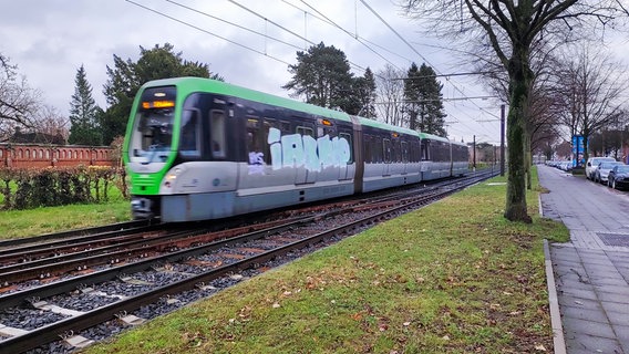 Eine Stadtbahn der Üstra in Hannover mit einem Graffiti. © NDR Foto: Svenja Estner