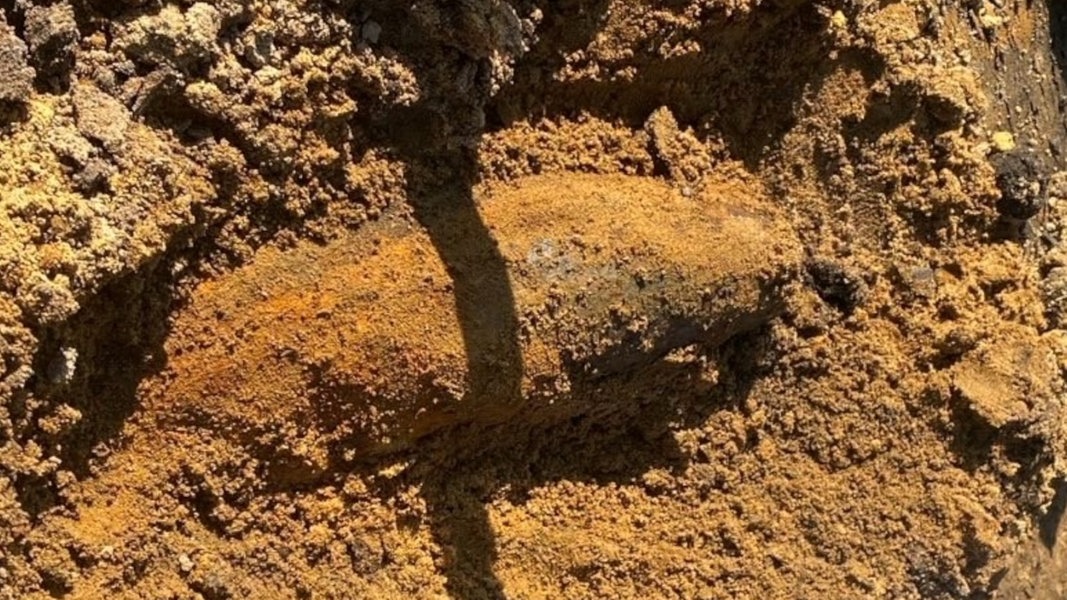 Eine Ganate wurde aus der Erde gegraben.