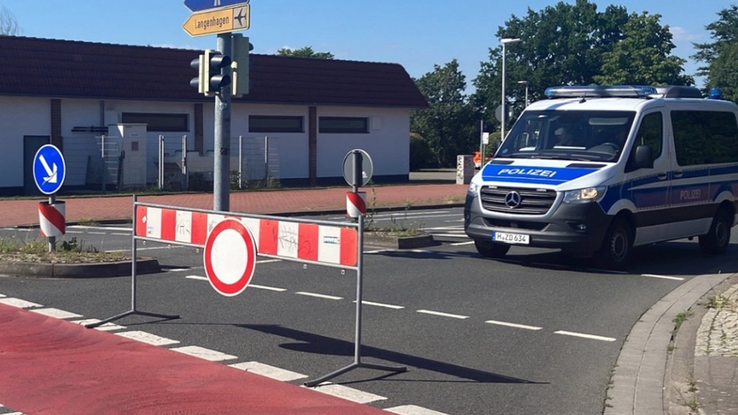 Eine Straße ist durch die Polizei in Bothfeld gesperrt. 