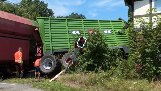 Nach einem Unfall an einem Bahnübergang im Landkreis Celle stehen ein Güterzug und ein Anhänger auf bzw. an den Gleisen © HannoverReporter 