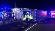 Ein Lkw ist nahe Hämelerwald auf der Autobahn 2 in die Mittelleitplanke gefahren und umgekippt. © Nonstop News 