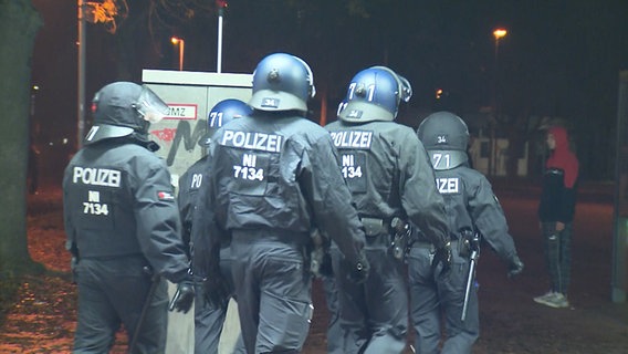 Einsatzkräfte der Polizei laufen durch Hannover. © HannoverReporter 