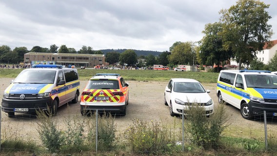 Einsatzfahrzeuge in Hameln: Hier gab es Amokalarm an einer Schule. © NDR Foto: Wilhelm Purk