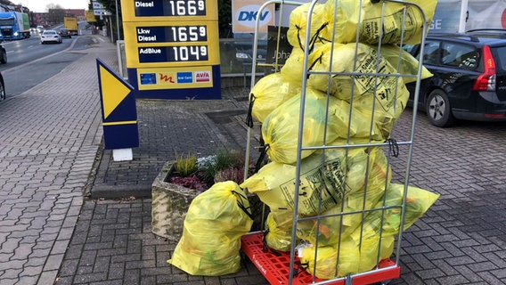 Gelbe Säcke vor einer Tankstelle in Hameln © NDR Foto: Wilhelm Purk