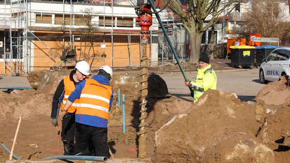 Mit einem Bagger werden auf einem Schulgelände Sondierungsbohrungen zur Suche nach Blindgänger gebohrt. © Stadt Hameln 