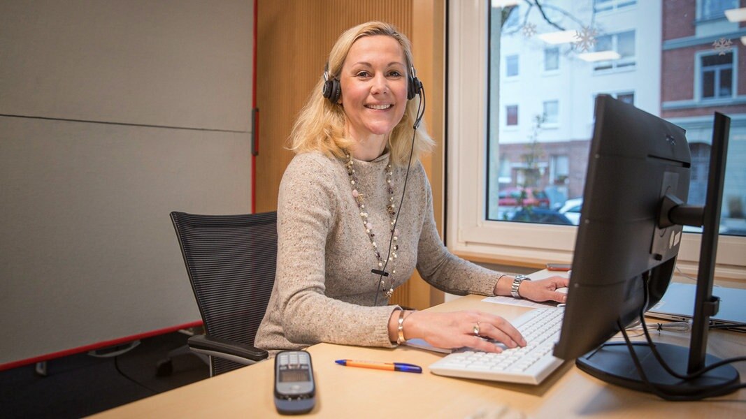 Promis sitzen für "Hand in Hand" am Spendentelefon NDR