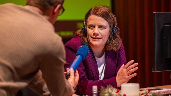 Julia Willie Hamburg (Grüne) bei der Spendenaktion "Hand in Hand". © NDR Foto: Axel Herzig