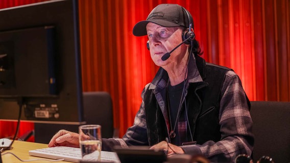 Klaus Meine sitzt bei der Spendenaktion "Hand in Hand" am Telefon. © NDR Foto: Axel Herzig